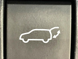 【パワーバックドア】スマートキーや運転席のボタンを押すだけでリアゲートが自動で開閉します!荷物を持っている時や、高い位置にあるバックドアを閉める際に便利な機能です♪