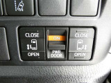 電動スライドドアのスイッチで車内からもスライドドアの開閉ができます。イージークローザー機能で半ドアになることも防止してくれます。