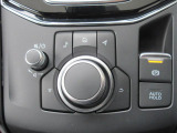 ナビ&オーディオ操作ダイヤル「コントロールコマンダー」は自然と手の触れる位置に配置されています。目線を外すことなく手元で操作できます。また、パーキングブレーキは電動式となっております。