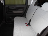 後席も足元広々で快適にドライブ出来ます♪