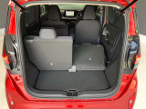 後部座席倒せます。5:5分割で倒すことも可能です。倒すことでゴルフバックなど、長さのある荷物も積み込み可能です。