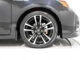 純正のアルミホイールを装備しております。タイヤサイズは、225/45R18です。