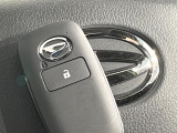 【キーフリーシステム】カバンやポケットに入れたままでもドアの施錠・解錠が可能なスマートキーを装備。エンジンのオン・オフ時もカギを取り出す必要が無いからとっても便利です♪