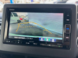 【バックカメラ】駐車時に後方がリアルタイム映像で確認できます。大型商業施設や立体駐車場での駐車時や、夜間のバック時に大活躍!運転スキルに関わらず、今や必須となった装備のひとつです!