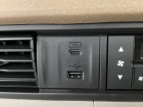エアコン操作パネルの左側に、スマートフォンなどの充電可能なUSB端子と、音源などの外部入力の可能なUSB端子がついています。移動中に充電もできるので便利です。