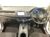 車内は光触媒抗菌消臭施工済です。スタイリッシュなデザインでスポーティなインパネ周りを演出します。グローブボックスやカップホルダーのほかにトレーなどたくさんの収納スペースが付いています。