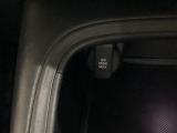 アクセサリーソケットはUSBのアダプターなどをつければ、スマホの充電にも使えます。周辺には物が置けるトレーがついています。