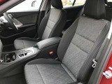 【助手席シート】運転席シート同様長時間乗車・スポーツドライビングでも疲れにくい形状にセッティングされたシートを装備しております。