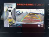 車両を真上から見た様な視点のパノラミックビューモニターを搭載しています。後方の死角だけでなく左右や前方の障害物の発見も容易になります。車載カメラの視点切替スイッチで様々な視野表示切替も可能です。