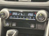 左右独立温度コントロールフルオートエアコンです。運転席、助手席それぞれで独立して温度設定ができます。冷え性の方が乗っても安心ですね♪