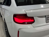 L字型リアコンビランプ:BMWの伝統的なデザインのひとつです。夜間でも誰が見てもBMWとわかる印象的なデザイン。