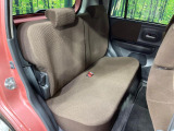 後部座席も気になるようなキズ・汚れやへたり等、大きなダメージはなく、良好な状態です。