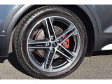 テストドライバーとエンジニアがテスト走行により、車種に応じて選定されたホイールサイズの組み合わせにより、素直なハンドリングとスムーズな乗り味を実現する各車種専用デザインのアルミホイール
