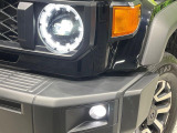 【LEDヘッドライト】悪天候や夜間走行時も良好な視界を確保し安心して運転できる高輝度LEDヘッドライトを装備!点灯速度が早く、消費電力も抑えられています。