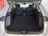 リア席を倒せば広々とした空間の出来上がり!床が低くフラットになり、天井までの高さがありますので積載が便利です。
