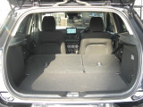 後部座席を倒せばたくさんの荷物を積めるフラットなラゲッジスペースになります。