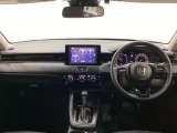 車内は光触媒抗菌消臭施工済です。スタイリッシュなデザインでスポーティなインパネ周りを演出します。グローブボックスやカップホルダーのほかにトレーなどたくさんの収納スペースが付いています。