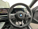【ハンドル】ドライバーとBMW車の一体感がダイレクトに伝わるステアリングホイール。形状・太さへの拘りに加えて、操作性を高める為にスイッチ類も配置。クイックかつ安定のドライビングを体感下さい!