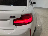 L字型リアコンビランプ:BMWの伝統的なデザインのひとつです。夜間でも誰が見てもBMWとわかる印象的なデザイン。