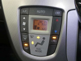 【オートエアコン】車内温度を感知して自動で温度調整をしてくれるのでいつでも快適な車内空間を創り上げます!どの席に座っても快適なドライブが楽しめます♪