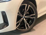BMW純正アロイホイールはモデルやパッケージに合わせてデザインされています。洗練されたデザインで、足元の個性を引き立てます。