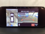 狭い場所での駐車やすれ違いなどでより的確な運転操作に役立つ360&deg;ビューモニターが装備されています。