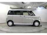 運転席側も電動スライドドアになってます。ショッピングなどでのお買い物時手がふさがっていてもドアに軽く触れるかリモコンで開閉できるので便利です!