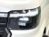 【LEDヘッドライト】悪天候や夜間走行時も良好な視界を確保し安心して運転できる高輝度LEDヘッドライトを装備!点灯速度が早く、消費電力も抑えられています。