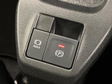 【電動パーキングブレーキ】パーキングブレーキは便利な電動式!ボタン一つで操作でき、アクセルを踏めば自動で解除されます♪レバーやペダルが無いので運転席廻りもすっきりしますね♪