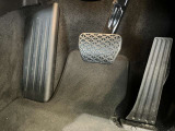 【ペダル】BMWはオルガン式アクセルペダルを採用しています。踏み込む足とペダルが同じ軌跡を描くため、かかとがずれにくく、アクセルコントロールがよりしやすくなるメリットがあります。