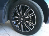 純正アルミホイールを装備しております。