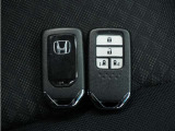 ◆スマートキー◆カギをバッグやポケットに入れたままでもドアロックの開閉ができる『スマートキー』付き!雨天や暗くなってもカギを取り出す必要がなくドアの開錠&エンジンも始動できます