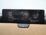 こちらのお車には先進安全装備が多数搭載されています。衝突被害を回避あるいは軽減するためのブレーキや、後方死角からの接近警報、車線逸脱を防止する警報装置など、詳しくはスタッフまでお尋ねください。