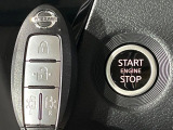 【インテリジェントキー】カバンやポケットに入れたままでもドアの施錠・解錠が可能なスマートキーを装備。エンジンのオン・オフ時もカギを取り出す必要が無いからとっても便利です♪