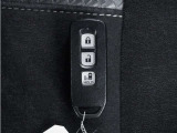 ◆スマートキー◆カギをバッグやポケットに入れたままでもドアロックの開閉ができる『スマートキー』付き!雨天や暗くなってもカギを取り出す必要がなくドアの開錠&エンジンも始動できます