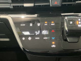 段差のないパネルスイッチのオートエアコン付きです。予め温度設定すれば後はセンサーが感知して設定温度を保ってくれますので快適なドライブが楽しめます。雨の日のガラスの曇りもなく安全な運転ができます。