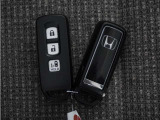 ◆スマートキー◆カギをバッグやポケットに入れたままでもドアロックの開閉ができる『スマートキー』付き!雨天や暗くなってもカギを取り出す必要がなくドアの開錠&エンジンも始動できます