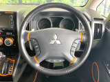 【純正革巻きステアリング】上質な革を使用することで、手にしっかり馴染みとても運転しやすいハンドルです♪