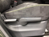 シートハイトアジャスターが付いているので運転姿勢を調整するのに便利ですね。身長に合ったシートポジションは安全運転や疲労軽減にもつながります。