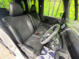 運転席まわりには十分なスペースがあり、大柄な方でもゆったり運転していただける環境です。