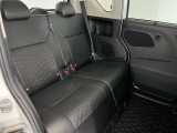 【足元広々】後席も足元広々でお子様も乗りやすいです。フロアマットもきれいです。