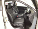 フロント広々、セパレートシートの運転席は、ハイトアジャスターが付いているので、快適にドライブができます。ハンドルはテレスコピック機能で、ハンドル位置を上・下・手前・奥に調節できます。