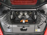 リアミッドに搭載された3.0L・V6ツインターボエンジンをモーターでアシストし、最高出力は830PS(カタログ値)を誇ります。