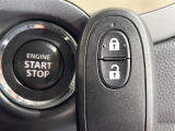 【キーレススタートシステム】カバンやポケットに入れたままでもドアの施錠・解錠が可能なスマートキーを装備。エンジンのオン・オフ時もカギを取り出す必要が無いからとっても便利です♪