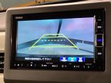 リバースギアに入れるだけで後方の表示へ切り替わります。夜間や雨の日の駐車も楽になりますよ。