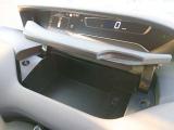 運転席前方に収納スペース USB充電ポート付き