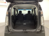 リアシートの背もたれを倒してさらに広々としたトランクスペースになります。段差も少なく荷物の出し入れもしやすくなっています。
