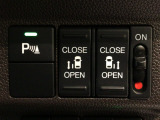 【両側パワースライドドア】両側がパワースライドドアになっており、運転席のスイッチやスマートキーでも開閉が可能です!開口部も広いので乗り降りも楽々♪