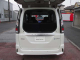 後方にスペースが少なくてもガラスハッチのみ開けて荷物の積み下ろしが可能です。