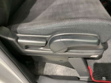 シートハイトアジャスターが付いているので運転姿勢を調整するのに便利ですね。身長に合ったシートポジションは安全運転や疲労軽減にもつながります。